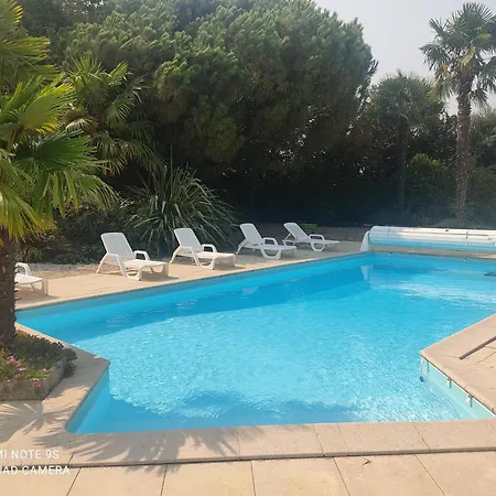 Des Colombieres Piscine & *