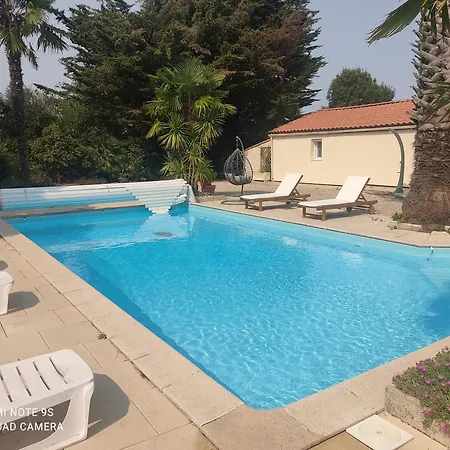 Des Colombieres Piscine & * Saint-Maixent-sur-Vie