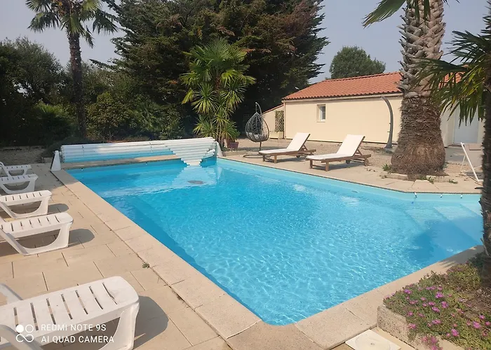 Des Colombieres Piscine & * Saint-Maixent-sur-Vie